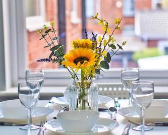 Stunning 1 bed Fully Refurbished - Birmingham - Restaurant