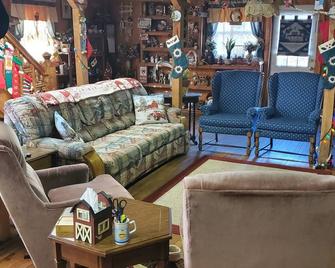 Kennedys Red Barn Inn - Perry - Sala de estar