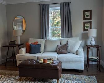 Ambleside in Boothbay Harbor Maine! Perfect for a warm and cozy Gardens Aglow! - Boothbay Harbor - Pokój dzienny