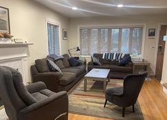 Great Hideaway in plain sight - Evanston - Living room