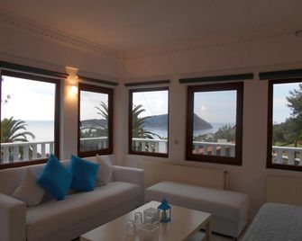 Kinira Beach Hotel - Kinira - Balcony