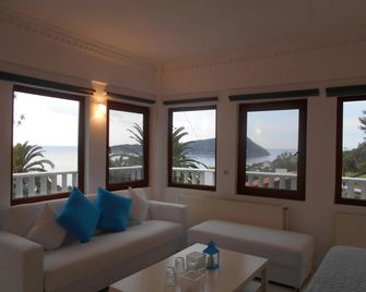 Kinira Beach Hotel - Kinira - Balcony