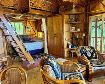 Bamboo Bliss: Ocean Views & Waterfalls Await! - Haiku-Pauwela - Wohnzimmer