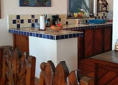 Blue Room At Casa Delfin Sonriente - Troncones - Restaurante
