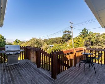 Heads Bach - Cute, pet-friendly, old school kiwi bach - no frills, just a great location - Mangawhai - Balcón
