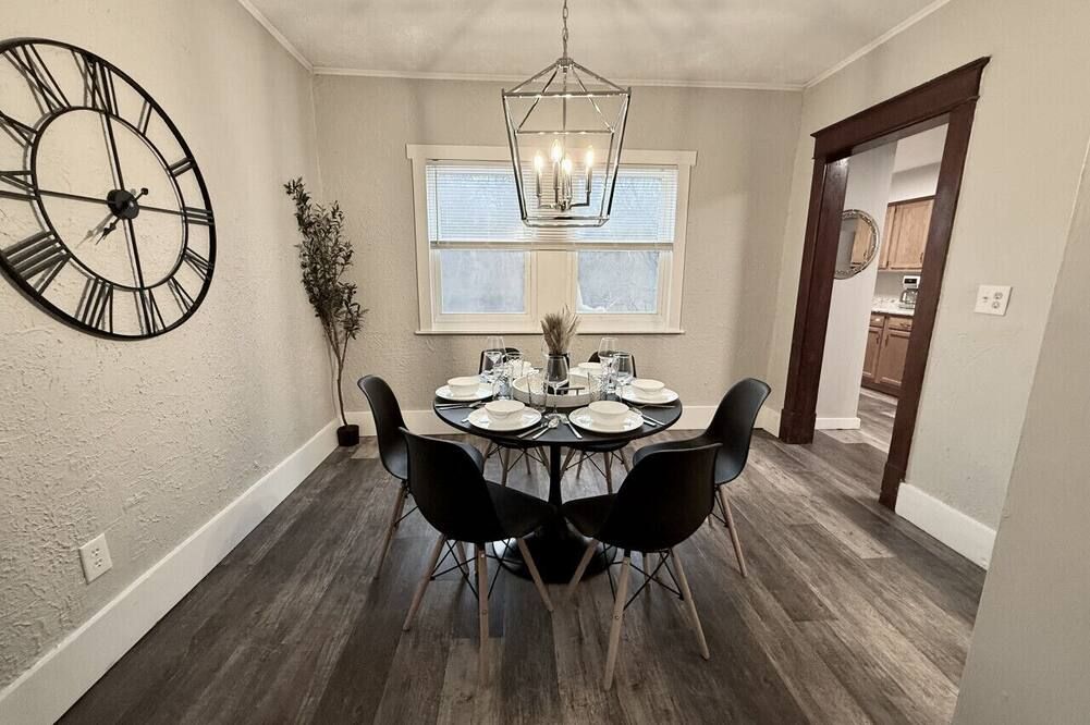 Prime location 3 bed 1.5 bath - South Heights - غرفة طعام