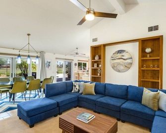 Palm Springs Pool and Golf Oasis - Stunning Views & Private Pool in Palm Springs - Palm Springs - Living room
