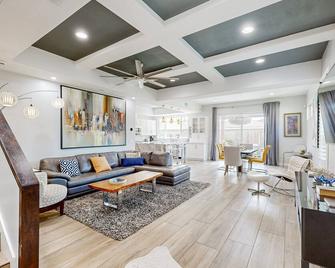 Chic Pacific Beach townhome with rooftop deck & central AC - walk to the beach - San Diego - Sala de estar