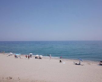 Uniquely situated holiday flat, directly on the fine sandy beach, with far-reach - Paralia Skotinas - Beach