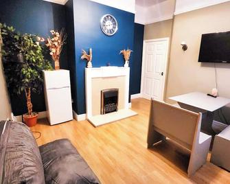 Large 3 Bed Bungalow - Beautiful Refurb - Garden - Birmingham - Living room