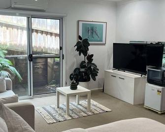 Cozy studio with private entrance & ensuite - Gerringong - Living room
