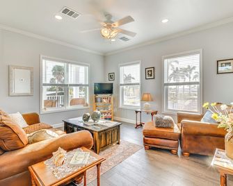 1 Mi to Beach Access: Home w/ Porch in Fort Myers! - Fort Myers - Wohnzimmer