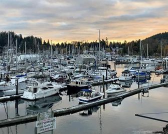 Seas The Day ..Private Hot Tub, Pet Friendly, Beaches,..Dining;; Gibsons. Escape - Gibsons