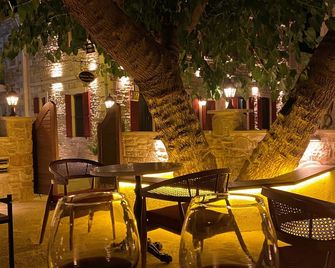 Dionysos 1789 Boutique Hotel - Foca - Innenhof