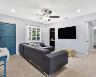 Cutest House on the block Central to downtown and the best beaches! - Tampa - Wohnzimmer