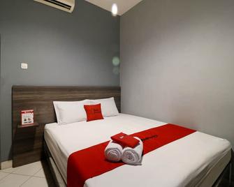 RedDoorz Plus Near Rs Harapan Kita - Yakarta - Habitación