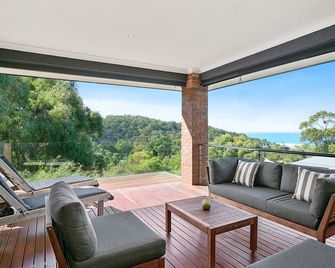 View of the Lorne ocean and set amongst the gum trees - Lorne - Balcony