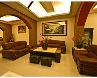 Yue Jing Commercial Hotel - Nantou City - Living room