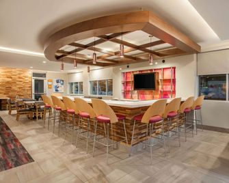 La Quinta Inn & Suites by Wyndham Madera - Madera - Bar