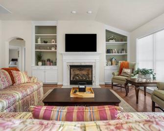 Josephine's Cottage: Peaceful Getaway Near DC - Marshall - Sala de estar
