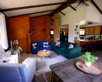 Cozy Cabin With Hottub at Cloverdale Cab - Hinckley - Huiskamer