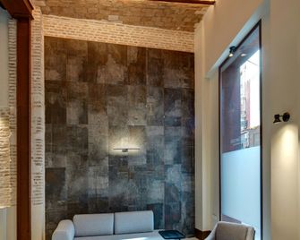 Sercotel Granada Suites - Granada - Front desk