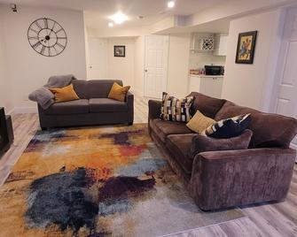 Cozy Home Away from Home - Kingston - Living room