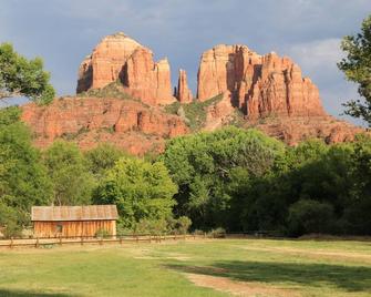 Bell Rock Vista - Hot Tub, Great Location, Red Rock Views, Golf Discounts - Village of Oak Creek - Building