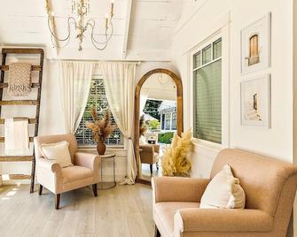 Tigers Den - #1 Best Location, Romantic, Stunning, Steps To Britt Festival - Jacksonville - Living room