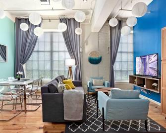 Downtown Durham 2br Apt Walk Everywhere & Wifi - Durham - Stue