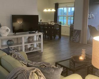 Gorgeous lakefront property in Palm City - Palm City - Sala de estar