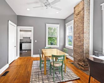 Adorable West Side Cottage with Onsite Laundry, Free Parking - Buffalo - Dining room