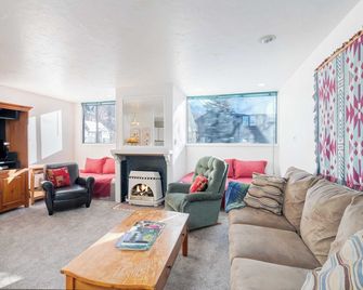 Telluride Lodge 311 by Avantstay Close to Slopes & Town! - Telluride - Pokój dzienny