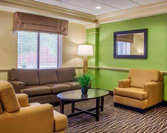 Sleep Inn & Suites Airport - Milwaukee - Living room