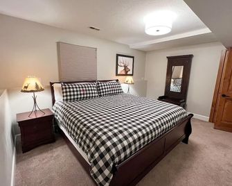 Alpine Getaway - 2 Living Areas & Kitchens, 2 Master Suites, 5 min. to Ski/Shop - Park City - Schlafzimmer