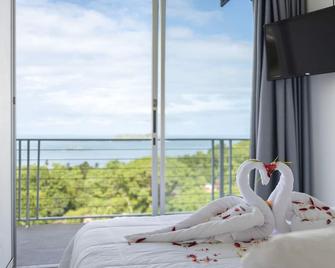 El Faro Containers Beach Hotel - Manuel Antonio