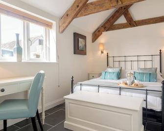 2 bedroom accommodation in Cam, near Dursley - Dursley - Bedroom