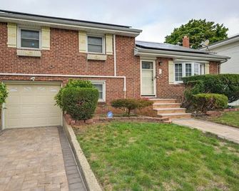 Walkable Elmont Studio: 19 Mi to New York City! - Elmont - Building