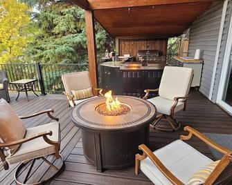 6+ bedrooms, 3 bathrooms, Sauna, Hot tub! excellent flyfishing on the Mighty Mo! - Cascade - Balcony