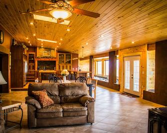 Large Country Home Between Powell and Cody - Powell - Sala de estar