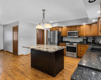 Lake Wazeecha Getaway - Spacious 4 Bd/3ba Vacation Home With Rare Lake Frontage - Wisconsin Rapids - Küche