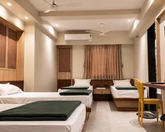 Hotel Dhanashri - Solāpur - Bedroom