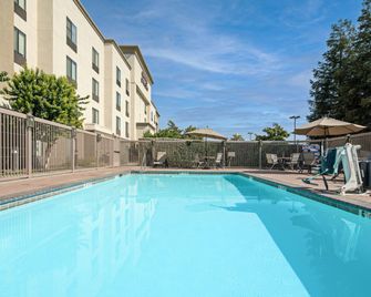 Hampton Inn & Suites Bakersfield/Hwy 58 - Bakersfield - Piscina