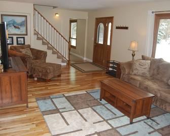 Private, Wooded Oasis, Completely Remodeled, Minutes from Granite Peak Ski Area! - Weston - Living room