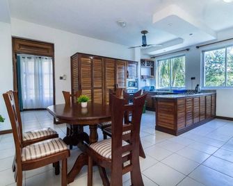Lux Suites Vee Lido Apartments - Mombasa - Comedor