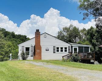Jasmine House-Dog, family friendly-5 mins Douglas Lake-Large yard-Country Vibe - Newport - Gebäude