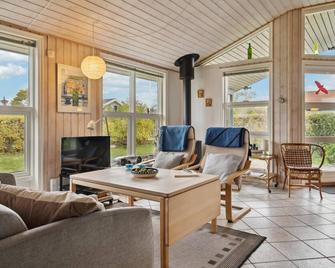 3 Bedroom Amazing Home In Nyborg - Nyborg - Living room
