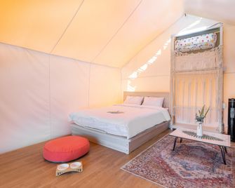 Cheongdo Shinnanda Aegyeon Glamping - Daegu - Bedroom