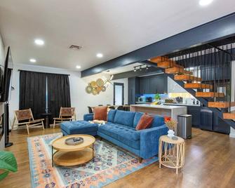 Bedroom in Home 7 Miles from Downtown - Austin - Ruang tamu