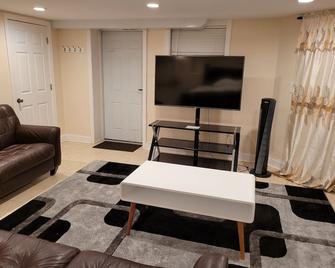 Well furnished studio - Elmont - Living room